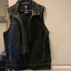 Inside lining, retry well made vest it’s been dry clean . It can be wash